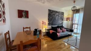 Część wypoczynkowa w obiekcie Apartments Madrid Suite Aeropuerto, IFEMA
