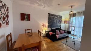 salon z kanapą i stołem w obiekcie Apartments Madrid Suite Aeropuerto, IFEMA w Madrycie