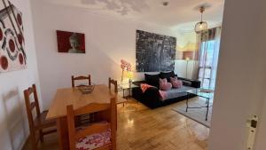 Część wypoczynkowa w obiekcie Apartments Madrid Suite Aeropuerto, IFEMA