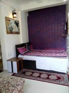 Postel nebo postele na pokoji v ubytování Om Datta Krupa Niwas Cottage