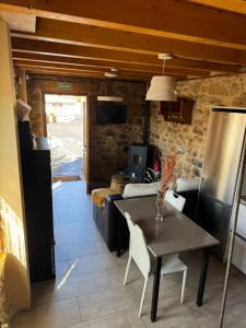 a dining room with a table and a couch at El Apartamentín de Verdiago in Verdiago