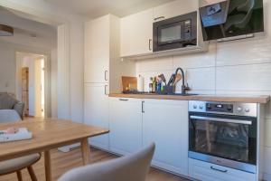 Küche/Küchenzeile in der Unterkunft Ferienhaus Ahorn, wunderschöne, neue Wohnungen, ideal für Ausflüge ins Phantasialand, die Städte Köln, Brühl und Bonn oder die Eifel