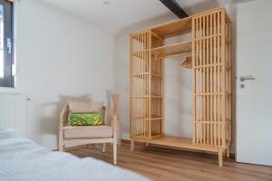 Ein Bett oder Betten in einem Zimmer der Unterkunft Ferienhaus Ahorn, wunderschöne, neue Wohnungen, ideal für Ausflüge ins Phantasialand, die Städte Köln, Brühl und Bonn oder die Eifel