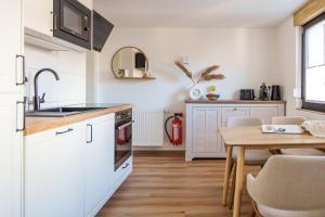 Küche/Küchenzeile in der Unterkunft Ferienhaus Ahorn, wunderschöne, neue Wohnungen, ideal für Ausflüge ins Phantasialand, die Städte Köln, Brühl und Bonn oder die Eifel