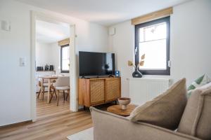 TV/Unterhaltungsangebot in der Unterkunft Ferienhaus Ahorn, wunderschöne, neue Wohnungen, ideal für Ausflüge ins Phantasialand, die Städte Köln, Brühl und Bonn oder die Eifel