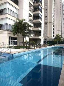 Bazén v ubytování Apto novo e planejado em Condomínio Alto Padrão nebo v jeho okolí