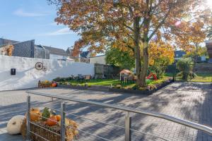 Ein Garten an der Unterkunft Ferienhaus Ahorn, wunderschöne, neue Wohnungen, ideal für Ausflüge ins Phantasialand, die Städte Köln, Brühl und Bonn oder die Eifel