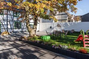 Ein Garten an der Unterkunft Ferienhaus Ahorn, wunderschöne, neue Wohnungen, ideal für Ausflüge ins Phantasialand, die Städte Köln, Brühl und Bonn oder die Eifel