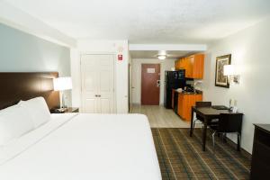 Giường trong phòng chung tại MainStay Suites Knoxville North I-75