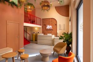 马德里The Loft House Madrid的大楼内摆放着桌椅的大厅