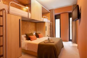 马德里The Loft House Madrid的酒店客房配有一张床和双层床。