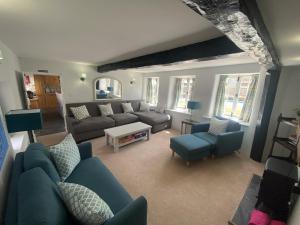 Et opholdsområde på April Cottage, luxurious accommodation for coast and forest with pool & hot tub