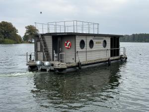 a house boat on the water on a lake at Hausboot Marieke führerscheinfrei in Schwerin