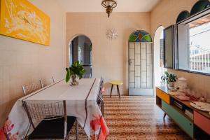 a dining room with a table and chairs in a room at Espaço Mônica Hospedagem in Brumadinho