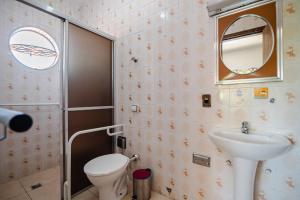 a bathroom with a toilet and a sink at Espaço Mônica Hospedagem in Brumadinho +28 photos