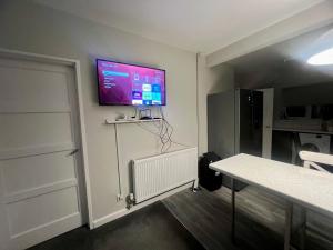 TV a/nebo společenská místnost v ubytování The Coral Guest House Southampton, Family rooms, Suitable for Contractors