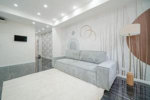 a living room with a couch and a wall at Appartement Mairie des Lilas - IV in Les Lilas