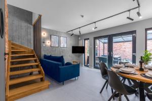a dining room and living room with a table and chairs at Sosnowy Szum Sauna 3 Wanny Spa in Jastrzębia Góra