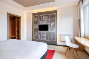 TV a/nebo společenská místnost v ubytování B&B HOTEL Mons Gare