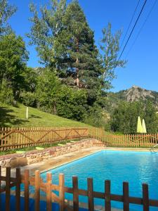 einen Zaun um einen Pool im Hof in der Unterkunft La Casita de Verdiago in Verdiago