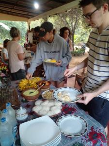 Makanan di atau berdekatan rumah tamu ini