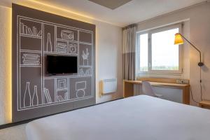 TV a/nebo společenská místnost v ubytování B&B HOTEL Mons Gare