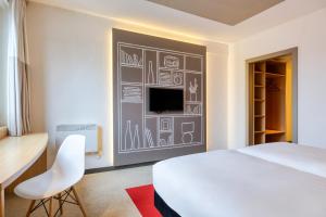 TV a/nebo společenská místnost v ubytování B&B HOTEL Mons Gare