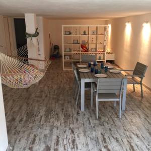 a room with a table and chairs and a hammock at Nido dell'Argentario - Porto Santo Stefano in Porto Santo Stefano
