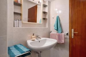 a bathroom with a sink and a mirror and towels at Svetlana e Cătălin in Pergine Valsugana +13 photos