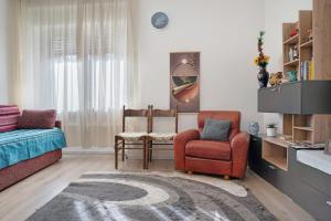 a living room with a chair and a couch at Svetlana e Cătălin in Pergine Valsugana