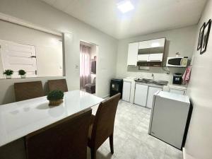 a kitchen with a white table and chairs in a room at Apto completo a alguns metros do Shopping Macapá in Macapá