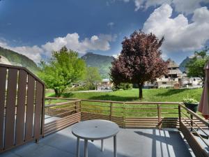 a balcony with a table and a fence at Studio Duplex Centre-Station, Proche Pistes, Terrasse, 5 Pers. - FR-1-684-27 in Morzine