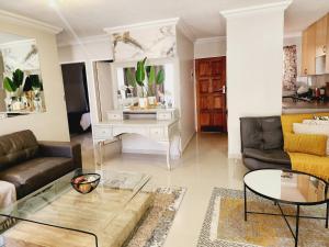 una sala de estar con un sofá y una mesa en Blue Button, en Pretoria