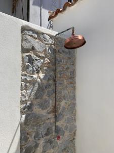 een douche in de hoek van een stenen muur bij Okeanos in Skiathos-stad +18 foto's