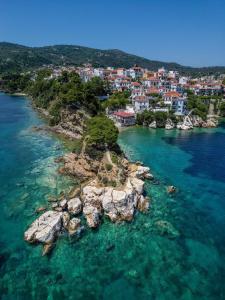 een eiland in de oceaan met een stad op de achtergrond bij Okeanos in Skiathos-stad