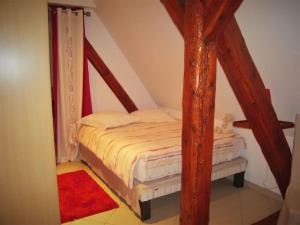 a small bedroom with a bed in a attic at Bel appartement de charme de 70 m2 in Thannenkirch