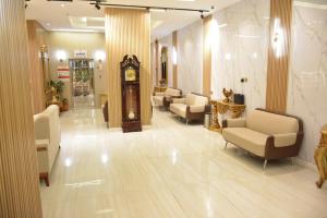 a lobby with couches and a clock in a building at شقق زائر الشمال للشقق المخدومه in Sakakah