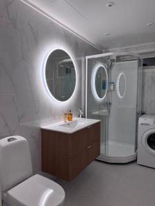 Leilighet في ترومسو: حمام مع مرحاض ومغسلة ودش