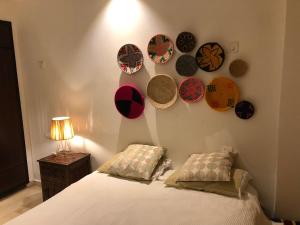 una camera da letto con piatti appesi al muro e un letto di Appartement de Charme Avec Vue Sur Mer a Casablanca