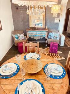 una mesa con placas azules y blancas encima en Lake House, en Morungaba