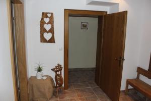 pokój z otwartymi drzwiami ze stołem i rośliną w obiekcie Ferienwohnung Lasshofer w mieście Sankt Michael im Lungau
