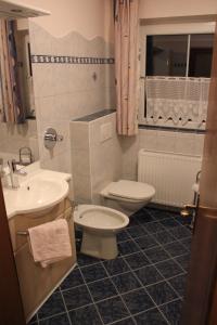 łazienka z toaletą i umywalką w obiekcie Ferienwohnung Lasshofer w mieście Sankt Michael im Lungau +26 zdjęć