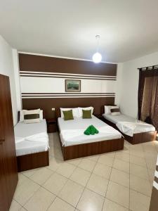 Rúm í herbergi á Bar Restorant Hotel “ MANI “