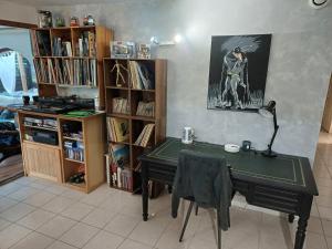 Pokój z biurkiem i półką na książki w obiekcie Loft ravissant avec jacuzzi et parc w Orange +37 zdjęć
