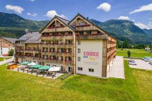 Nespecifikovaný výhled na hory nebo výhled na hory při pohledu z hotelu