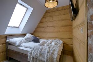 Un pat sau paturi într-o cameră la Gordonówka Residence & SPA- sauna i jacuzzi-przeżyj niezapomniany pobyt +66 fotografii