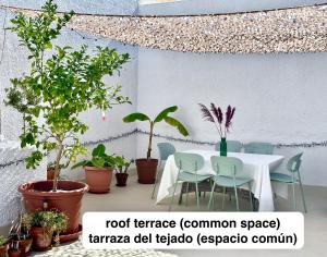 Un patio con mesa y sillas y plantas. en Casa Joan Moraira, en Moraira 47 fotos más