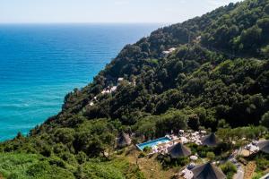 弗拉穆拉Sesta Terra Natural Resort的享有高山和海洋的空中景致