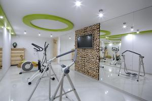 a room with a gym with exercise bikes and a tv at Gordonówka Residence & SPA- sauna i jacuzzi-przeżyj niezapomniany pobyt in Szaflary
