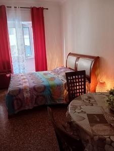 sypialnia z 2 łóżkami, stołem i oknem w obiekcie Liudan&rooms Affittacamere w Rzymie